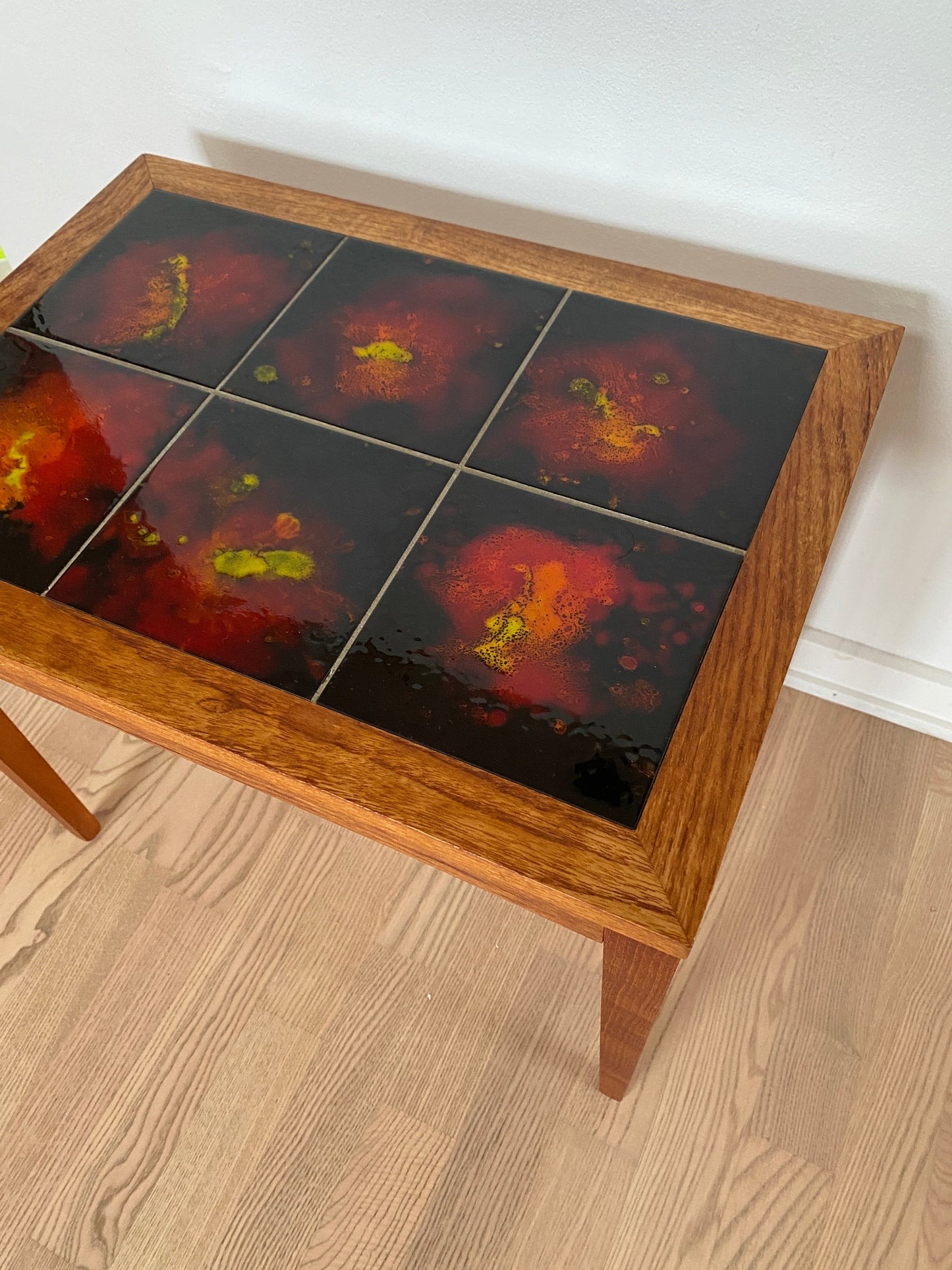 Beistelltisch Teak mit roten Kacheln