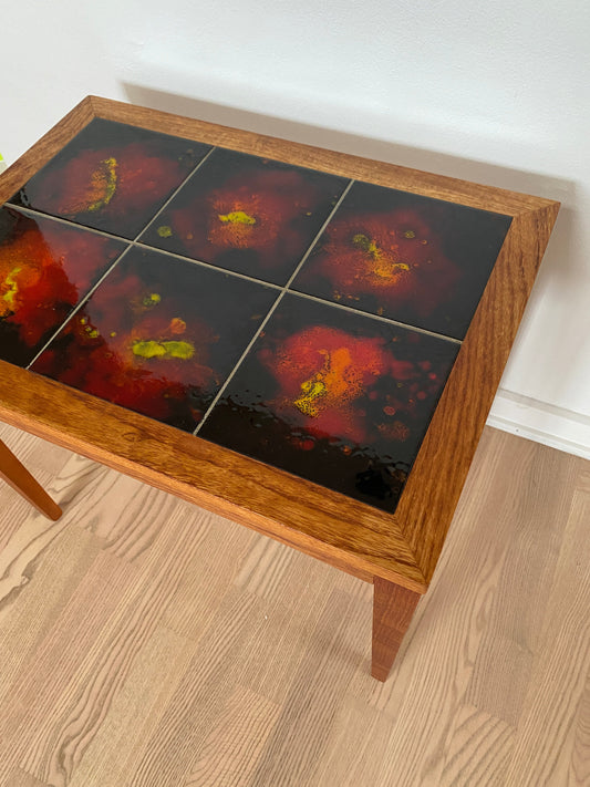 Beistelltisch Teak mit roten Kacheln