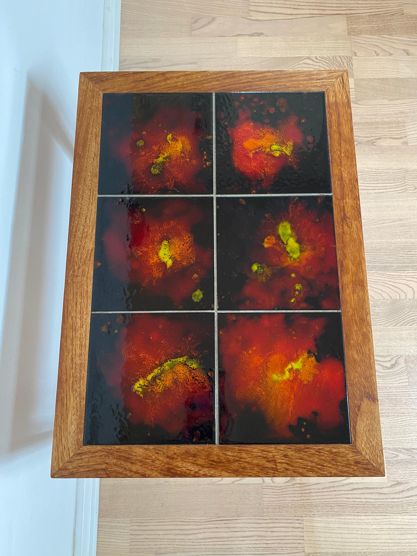 Beistelltisch Teak mit roten Kacheln