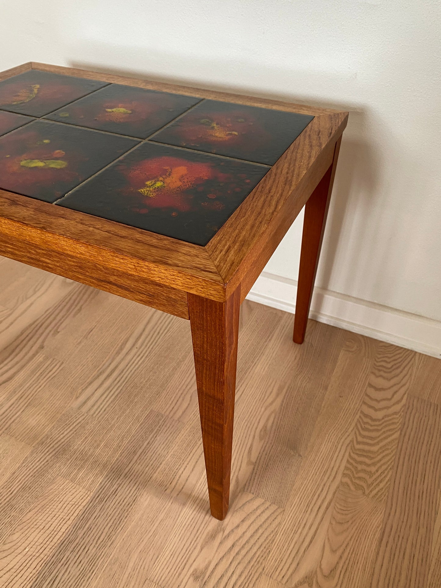 Beistelltisch Teak mit roten Kacheln