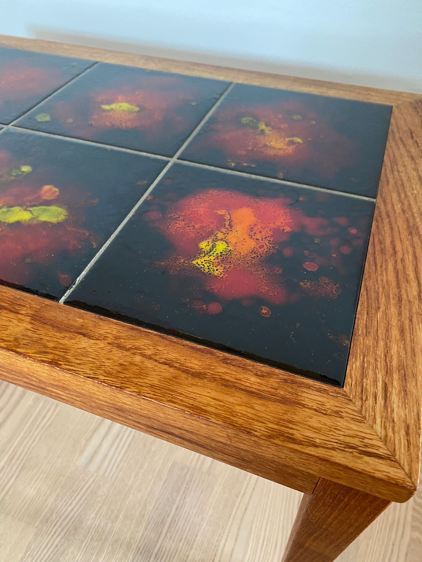 Beistelltisch Teak mit roten Kacheln