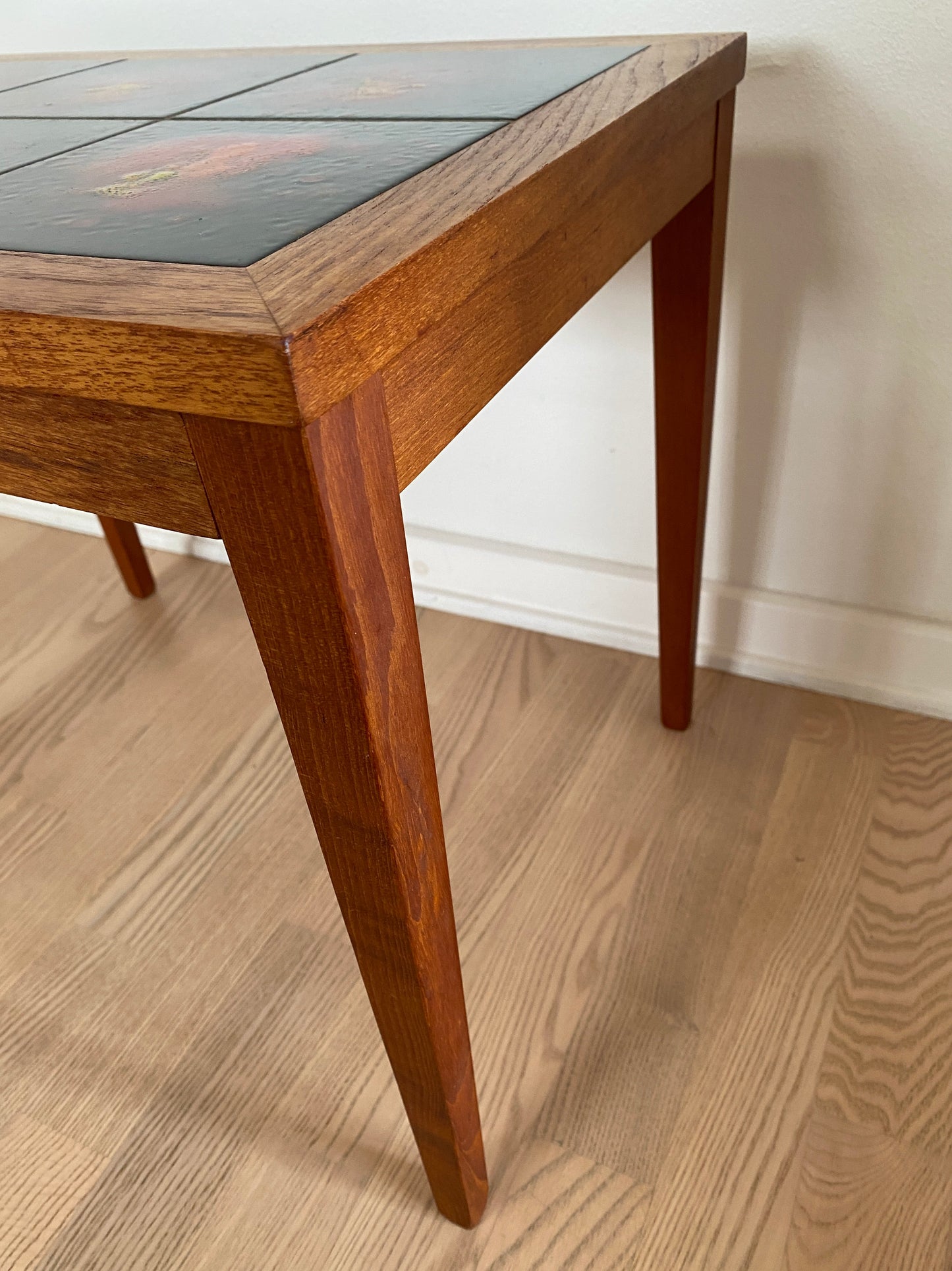 Beistelltisch Teak mit roten Kacheln