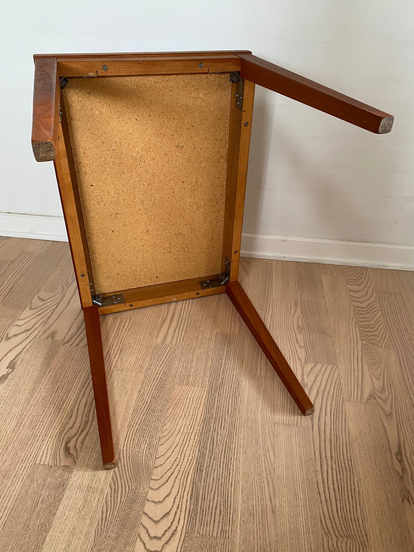 Beistelltisch Teak mit roten Kacheln