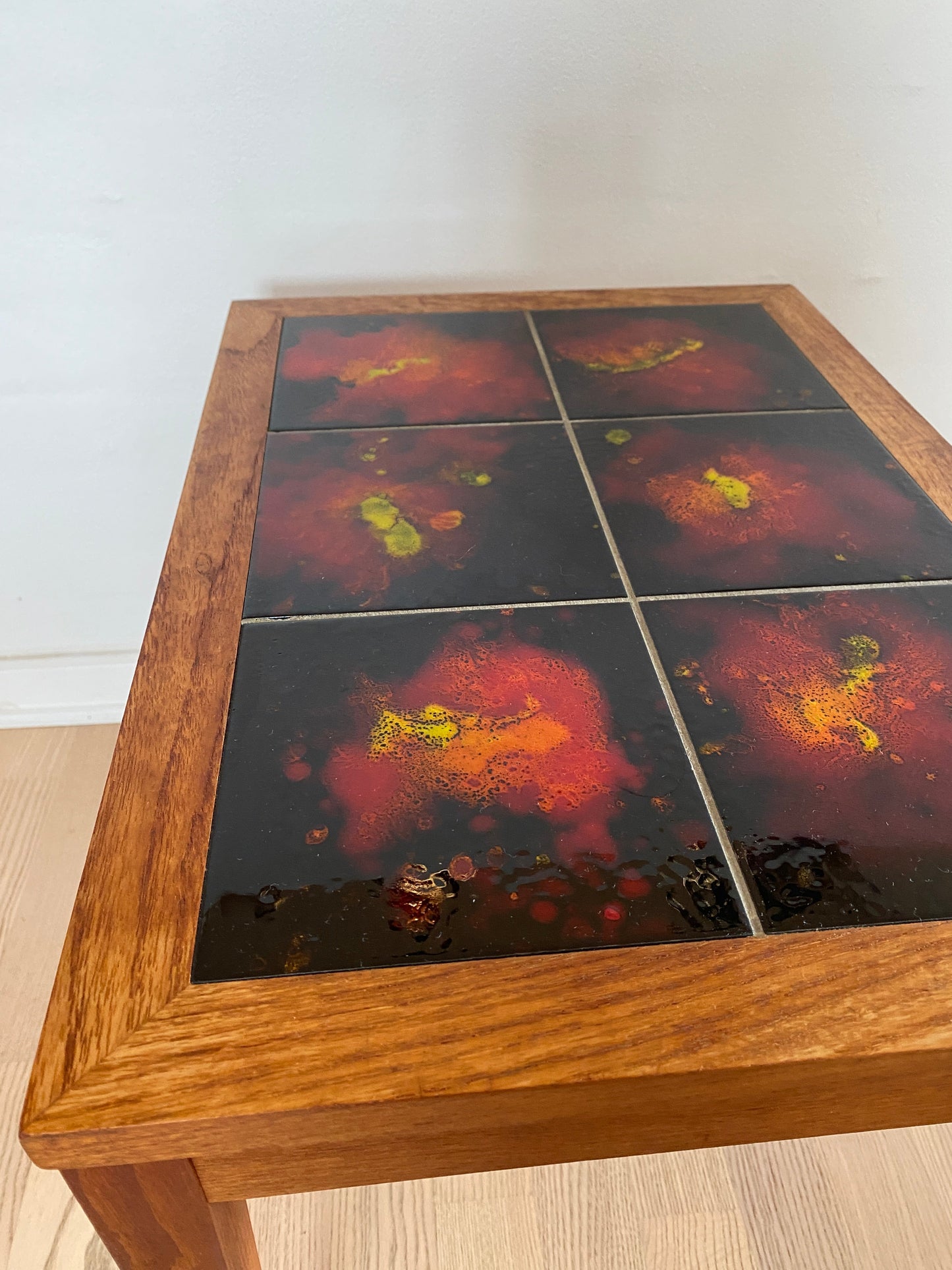 Beistelltisch Teak mit roten Kacheln